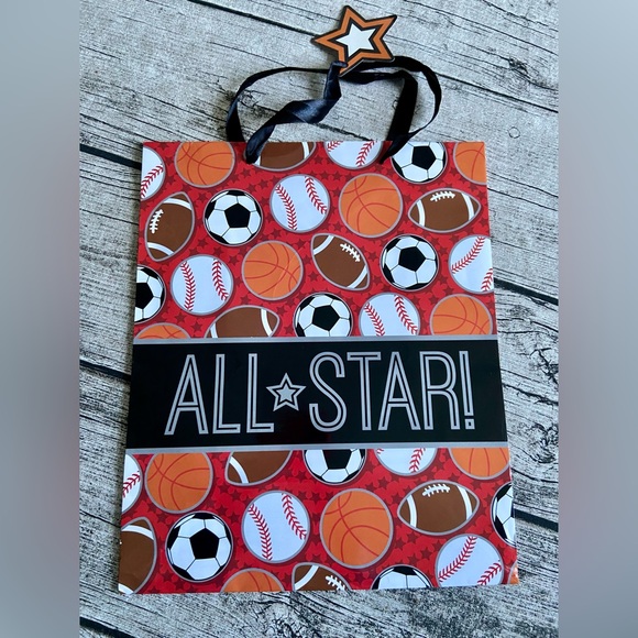 NEW. Bundle of 7 kids birthday gift bags. Assorted designs and sizes. - Picture 7 of 10